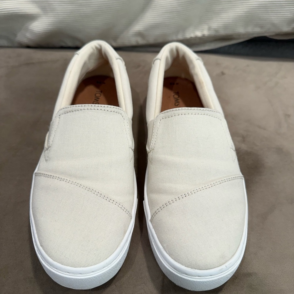 TOMS Women’s Cream Canvas Slip-Ons - Like new! (6.5)
